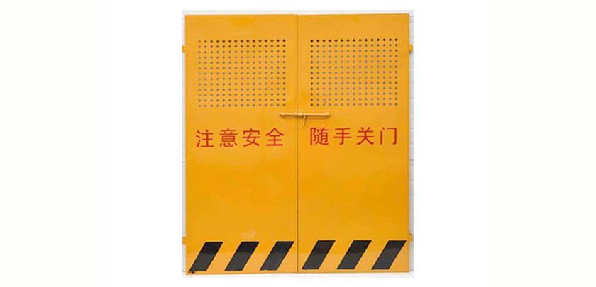 为什么施工电梯防护门是黄色的？